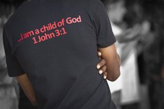 T-Shirt mit dem Text "I am a child of God, 1 John 3:1"