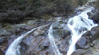 Wasserlauf über Felsen