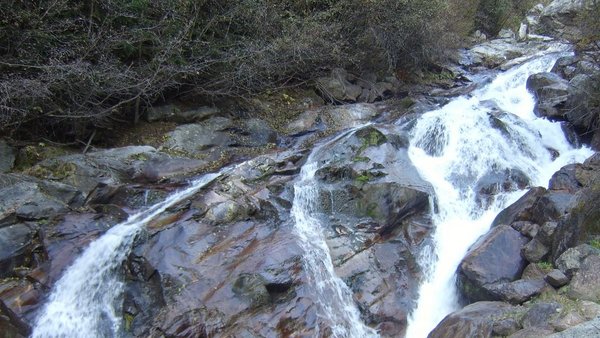 Wasserlauf über Felsen