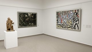 Ausstellungsraum mit Kunstwerken