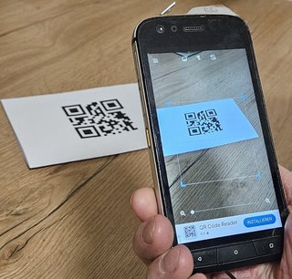 Mobiltelefon fotografiert QR-Code