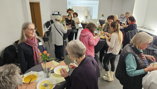 Frauen beim geselligen Beisammensein