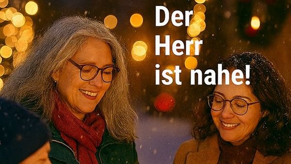 "Der Herr ist Nahe", zwei Frauen lächeln sich an