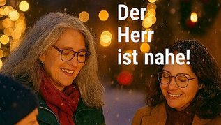 "Der Herr ist Nahe", zwei Frauen lächeln sich an